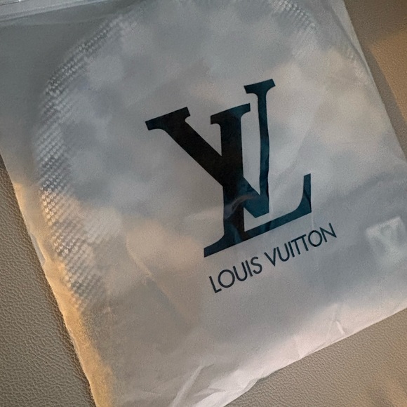 Louis Vuitton grey checkered toque - Picture 4 of 4